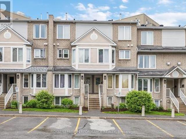 Townhouse for sale in Lassiter Terrace, Ottawa