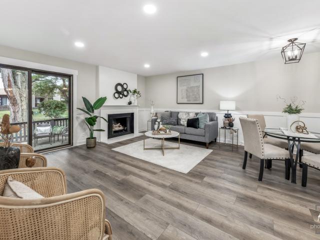 Townhouse for sale in Indian Head Park, Cook County