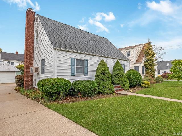House for sale in Williston Garden Estates, Village of Williston Park