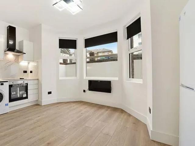 Apartment for rent in Brondesbury, Greater London