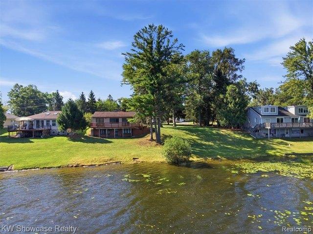 House for sale in Highland, Highland Township