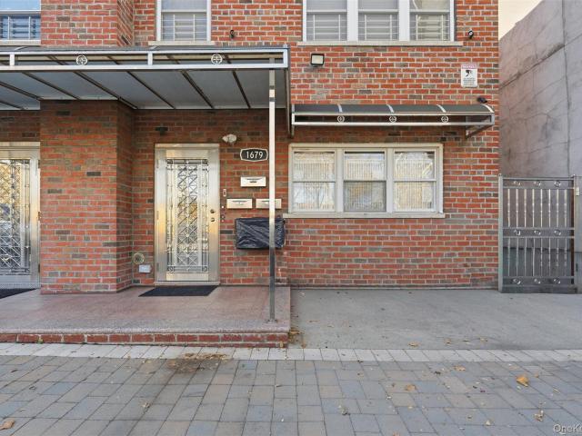 House for sale in The Bronx, Arverne