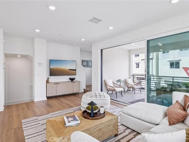Townhouse for sale in Canoga Park, California