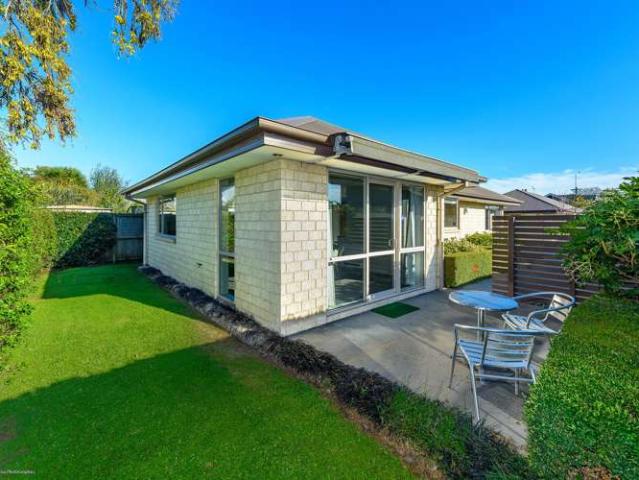 House for sale in Chaslands, Canterbury