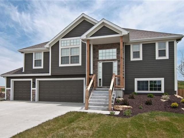 House for sale in Basehor, Kansas