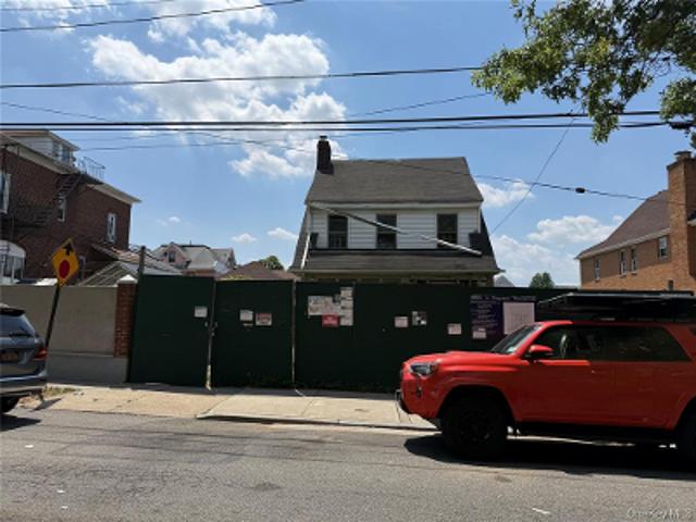 House for sale in Queens, Arverne
