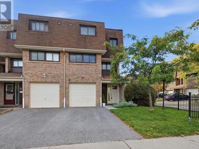 Townhouse for sale in Pickering, Golden Horseshoe