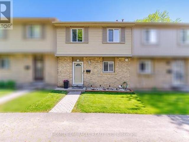 Townhouse for sale in Georgina, Ontario