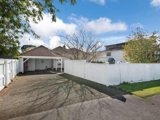 House for sale in Narrow Neck