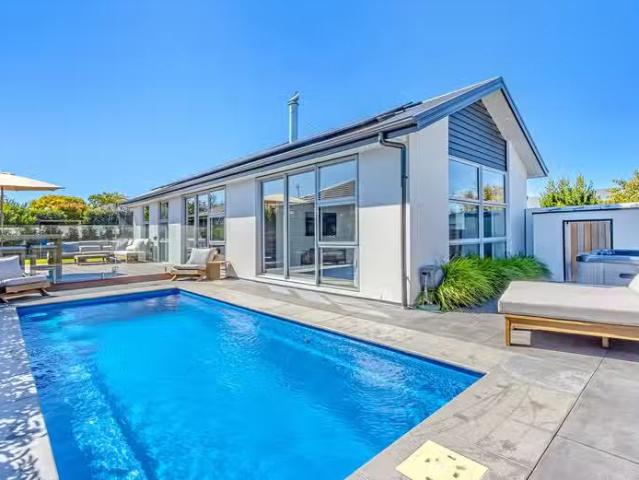 House for sale in Chaslands, Canterbury