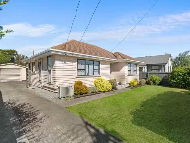 House for sale in Chaslands, Canterbury
