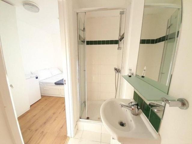 Room for rent in Daws Hill, Cressex