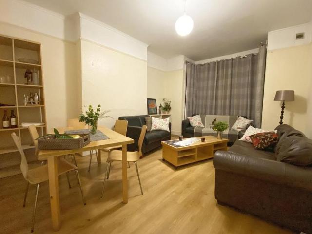 Room for rent in Hyde Park, West Yorkshire
