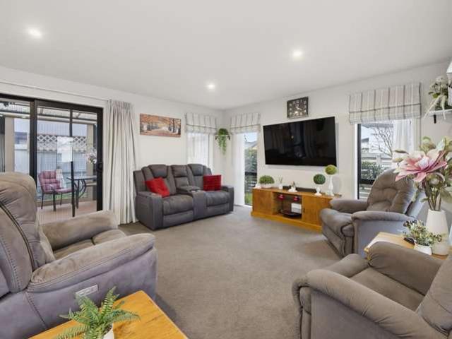 House for sale in Chaslands, Canterbury