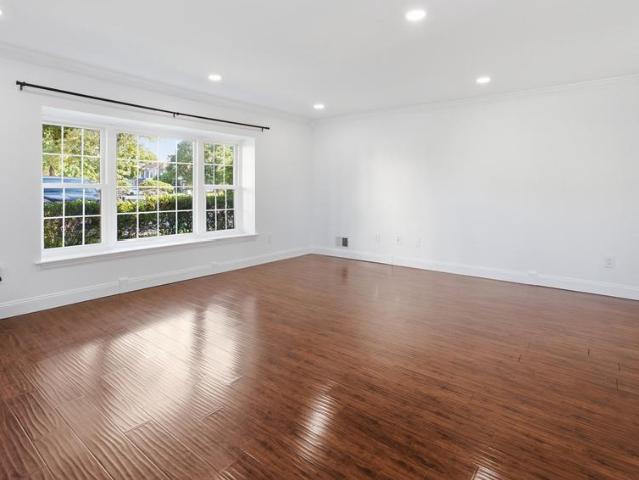 Townhouse for sale in Windsor, New Jersey