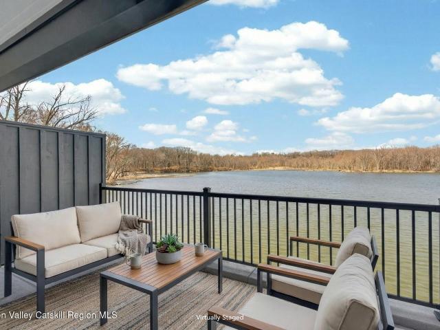 Townhouse for sale in Bloomington, New York