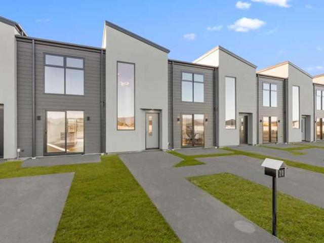 Townhouse for sale in Chaslands, Canterbury
