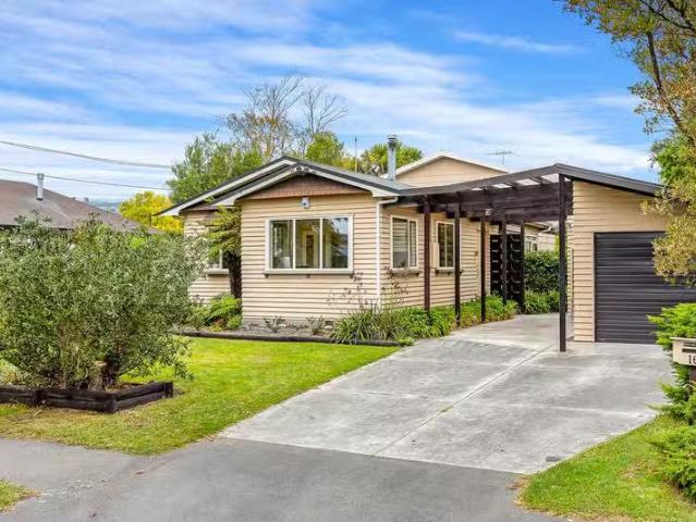 House for sale in Chaslands, Canterbury