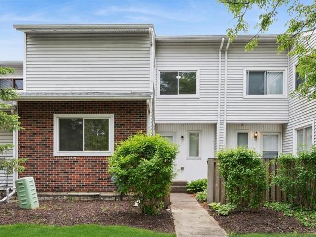 Townhouse for sale in Woodridge, Illinois