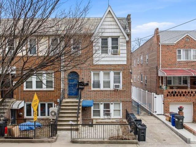 Townhouse for sale in Arverne, New York