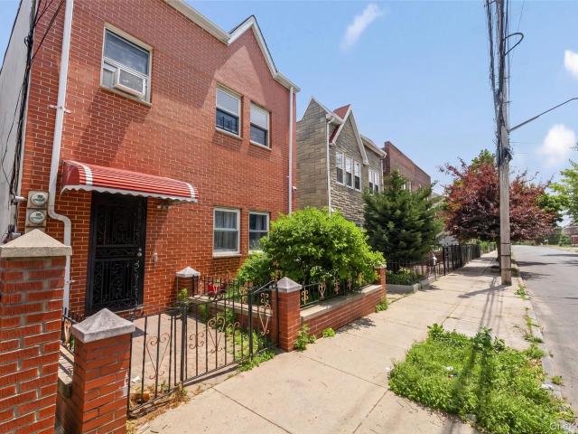 House for sale in The Bronx, Arverne