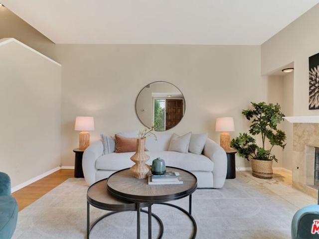 Townhouse for sale in Canoga Park, California