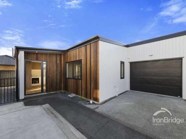 Townhouse for sale in Chaslands, Canterbury