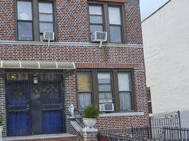 Townhouse for sale in Arverne, New York