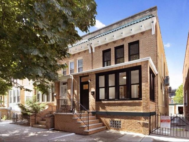Townhouse for sale in Queens, Arverne