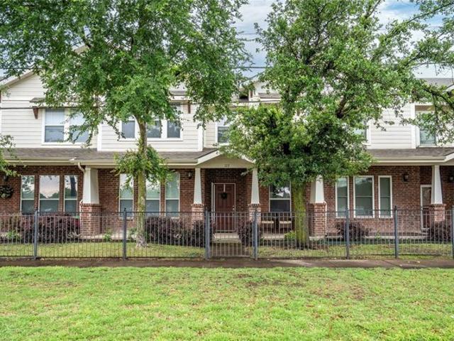 Townhouse for sale in Denton, Texas