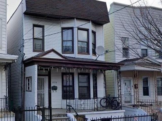 House for sale in The Bronx, Arverne