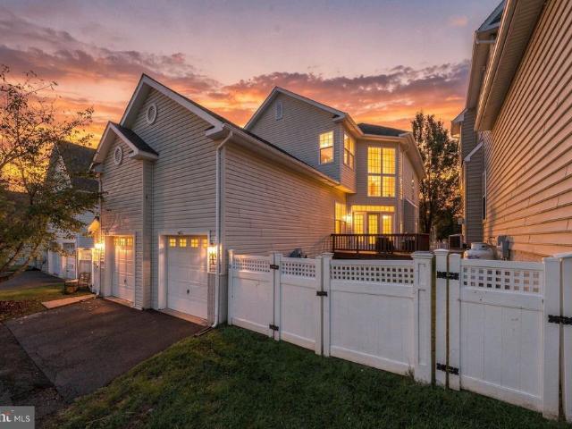 House for sale in Lakepoint, Round Hill