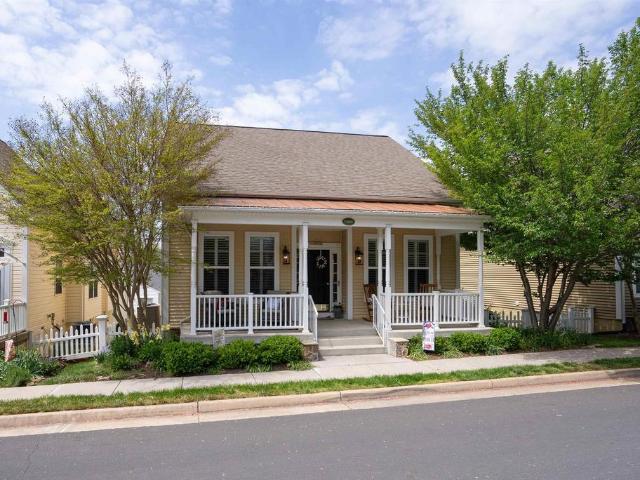House for sale in Lakepoint, Round Hill