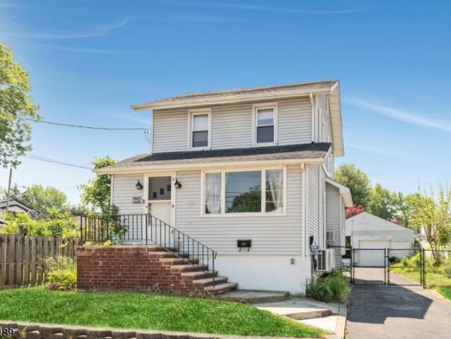 House for sale in Bergenfield, New Jersey