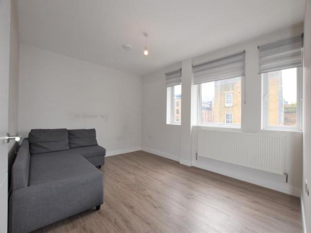 House for rent in Summerstown, Greater London