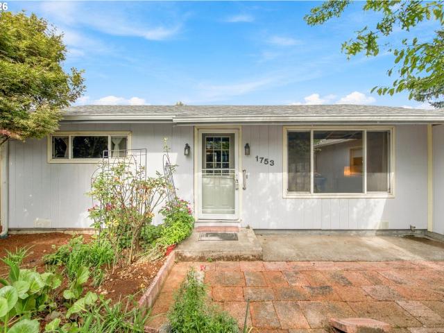 House for sale in River Road, Eugene