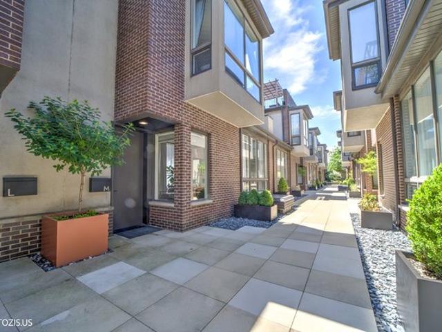 Townhouse for sale in Chicago Park, Illinois