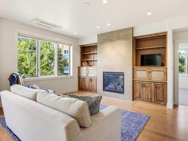 Condo for sale in Ashland, Jackson County