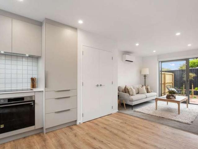 Townhouse for sale in Chaslands, Canterbury