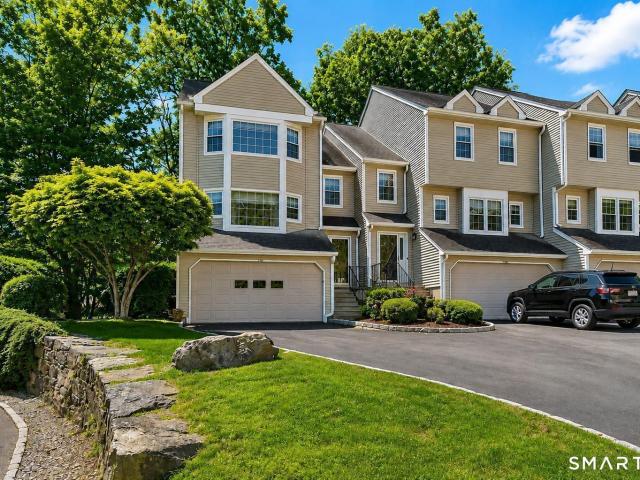 Townhouse for rent in Trumbull, Connecticut