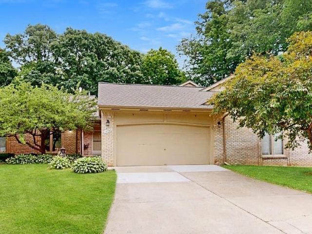 Condo for sale in Clinton Township