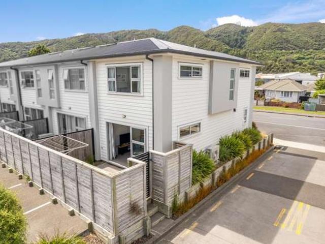 Townhouse for sale in Days Bay, Wellington