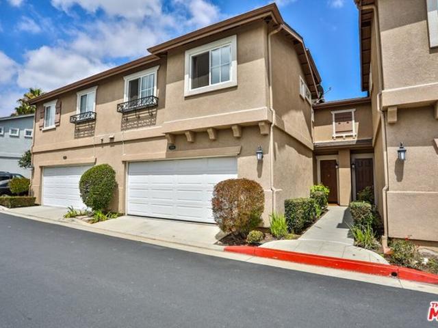 Townhouse for sale in Carson, California