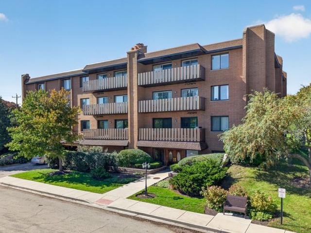 Condo for sale in Highland Park, Lake County