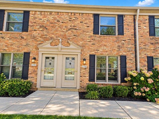 Townhouse for sale in Hilldale Condominiums, Hoffman Estates