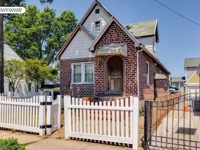 Townhouse for sale in Queens, Arverne