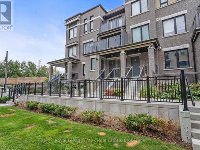 Townhouse for sale in Lakebreeze East, Clarington