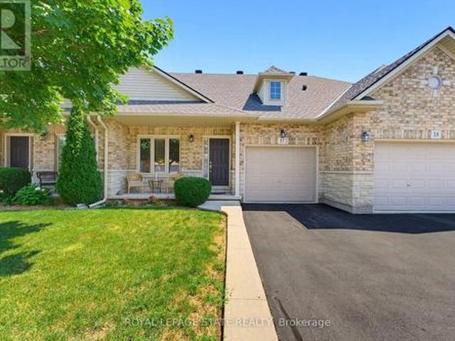 Townhouse for sale in Ancaster, Ontario