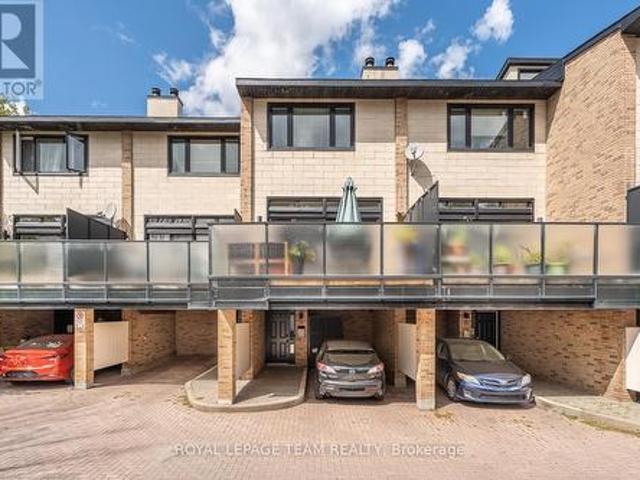 Townhouse for sale in Rideau-Vanier, Ottawa