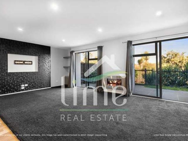 Townhouse for rent in Chaslands, Canterbury
